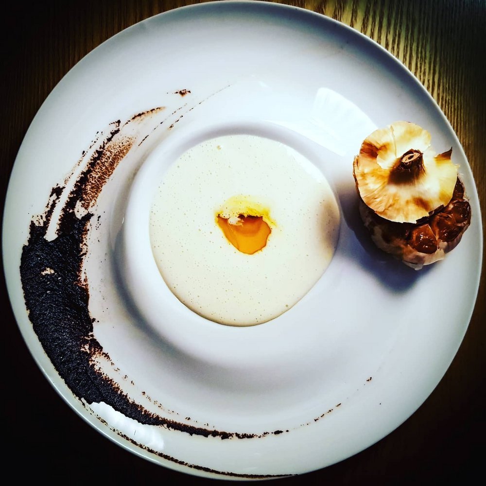 Velouté d'ail fumé et purée d'ail noir